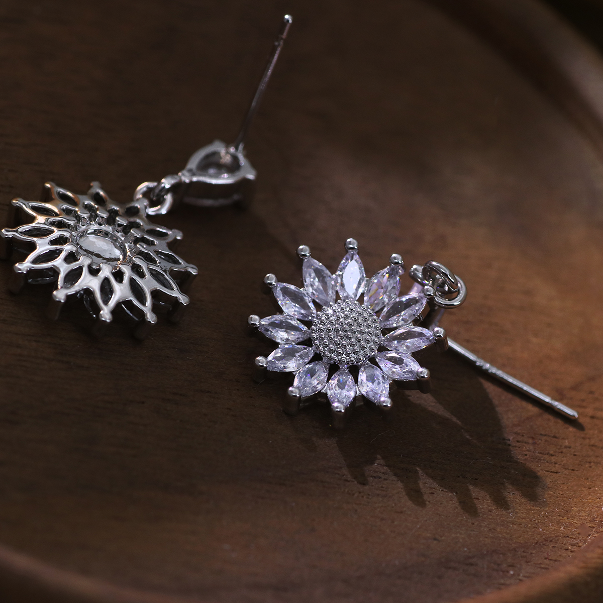 1 Paar Elegant Schneeflocke Überzug Inlay Kupfer Künstliche Perlen Künstlicher Diamant Versilbert Tropfenohrringe display picture 4
