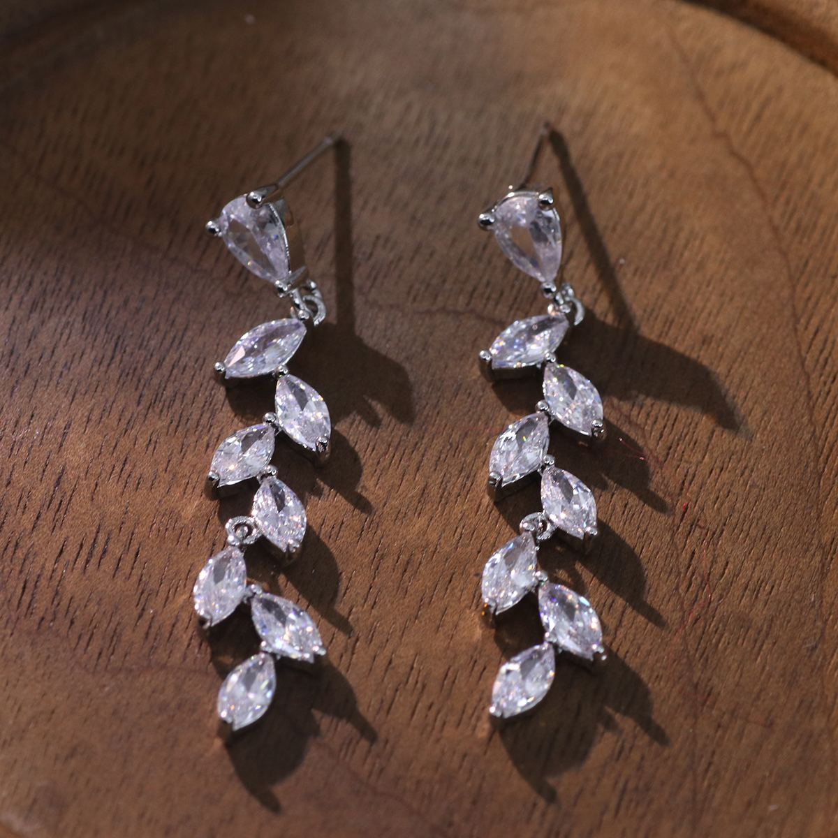 1 Paar Elegant Schneeflocke Überzug Inlay Kupfer Künstliche Perlen Künstlicher Diamant Versilbert Tropfenohrringe display picture 9