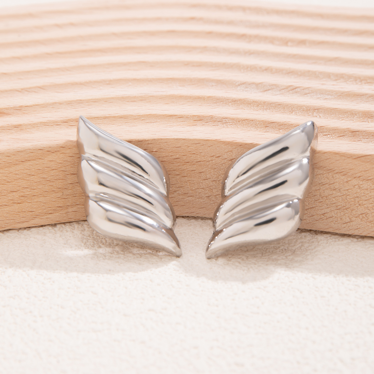 1 Pair Elegant Retro Classic Style Wings Three-dimensional Alloy Ear Studs display picture 5