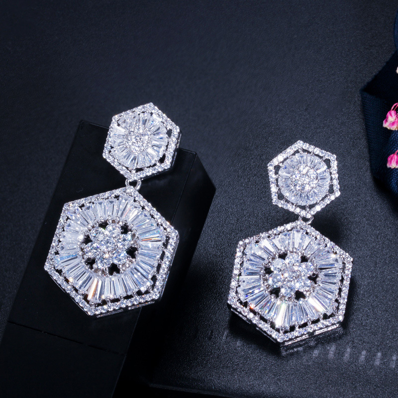 1 Pair Elegant Round Snowflake Plating Inlay Copper Zircon Rhodium Plated Silver Plated Drop Earrings display picture 6