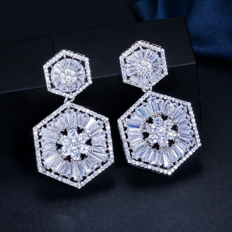 1 Pair Elegant Round Snowflake Plating Inlay Copper Zircon Rhodium Plated Silver Plated Drop Earrings display picture 4