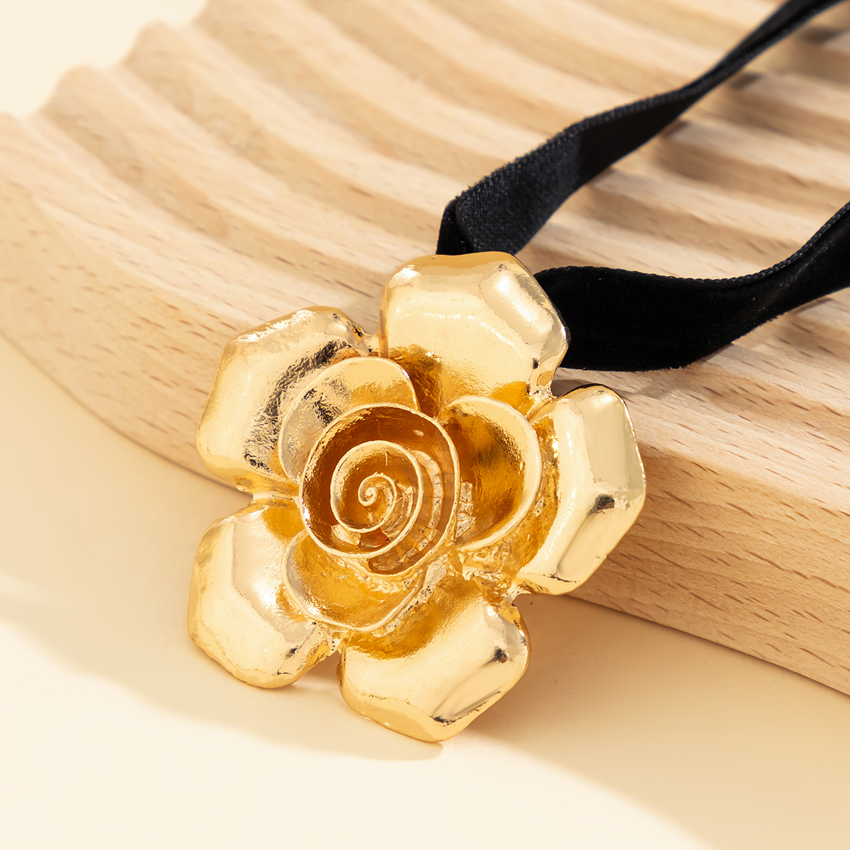 Retro Flower Alloy Flannel Irregular Three-dimensional Women's Pendant Necklace display picture 5