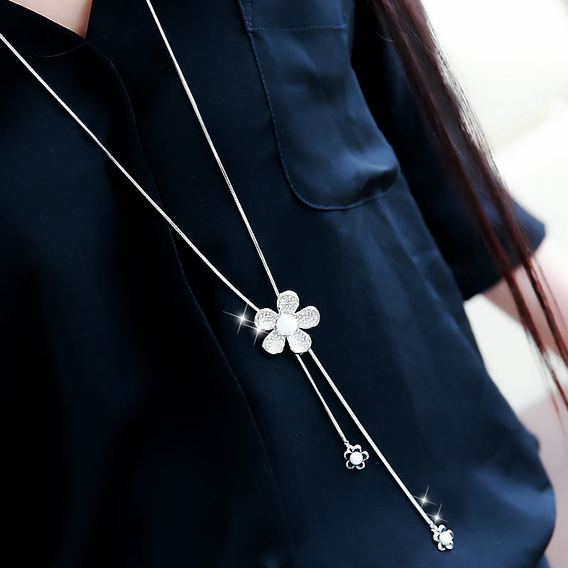 Elegant Simple Style Flower Alloy Copper Plating Inlay Artificial Rhinestones Artificial Pearls Women's Sweater Chain Long Necklace display picture 4
