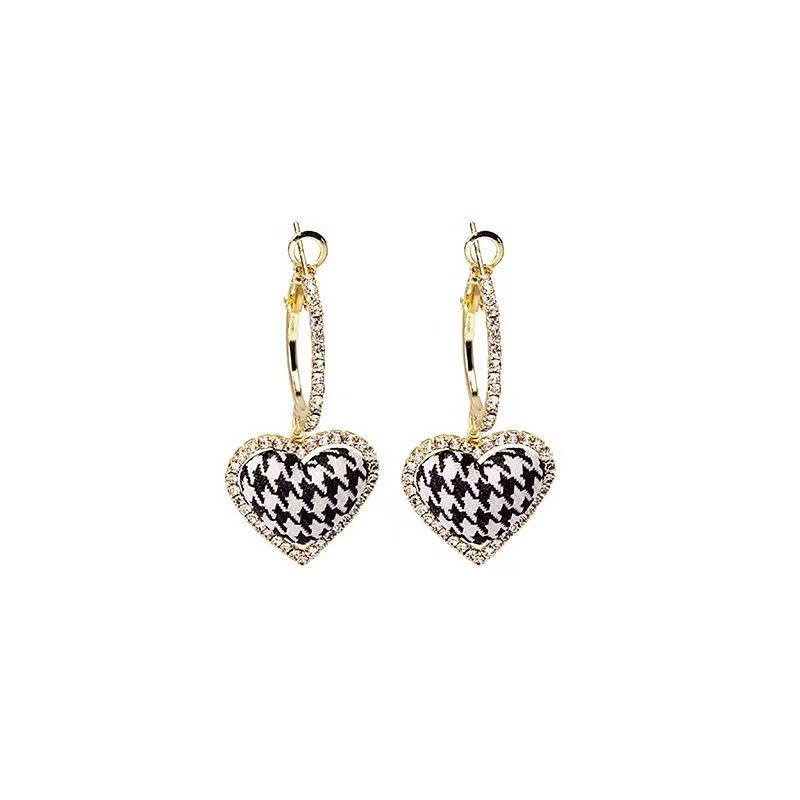 1 Pair Retro French Style Houndstooth Heart Shape Plating Inlay Alloy Rhinestones Drop Earrings display picture 5