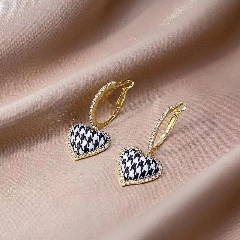 1 Pair Retro French Style Houndstooth Heart Shape Plating Inlay Alloy Rhinestones Drop Earrings display picture 1