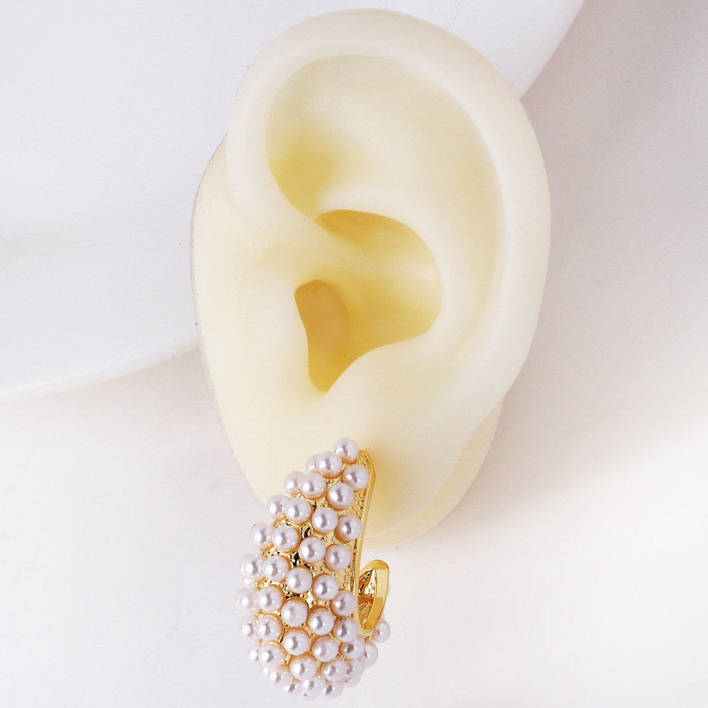 1 Paire Élégant Style Simple Forme C Placage Incruster Le Cuivre Perles Artificielles Boucles D'oreilles display picture 3