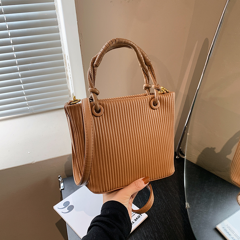 Women's Pu Leather Stripe Solid Color Classic Style Square Zipper Shoulder Bag Handbag display picture 20