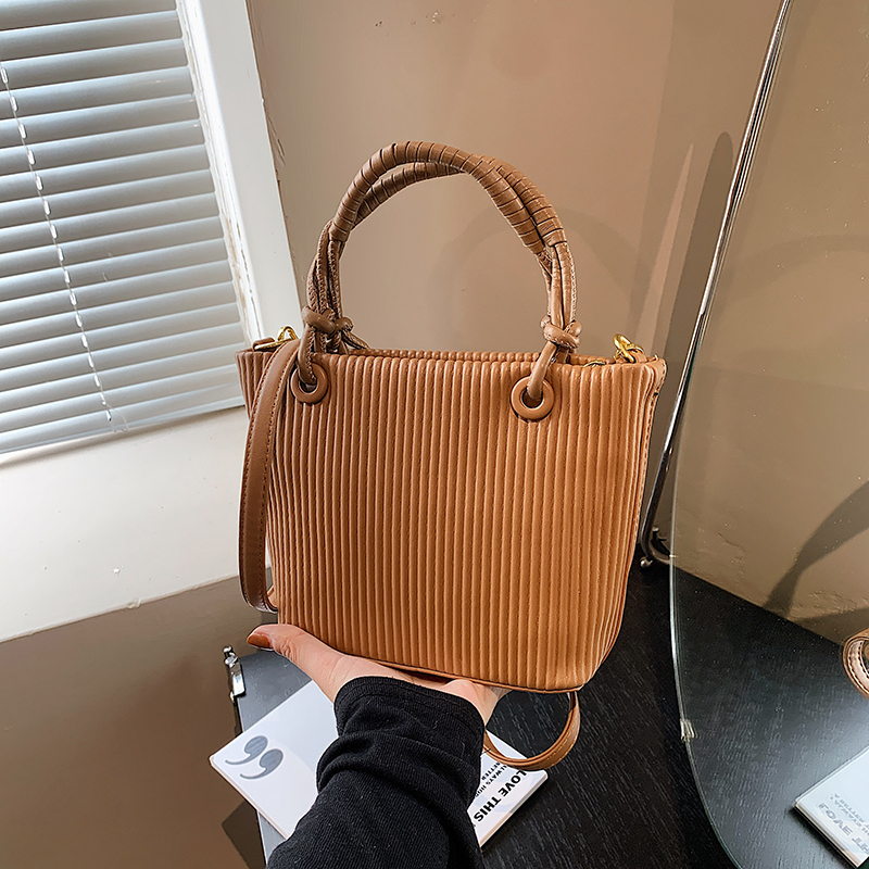 Women's Pu Leather Stripe Solid Color Classic Style Square Zipper Shoulder Bag Handbag display picture 13