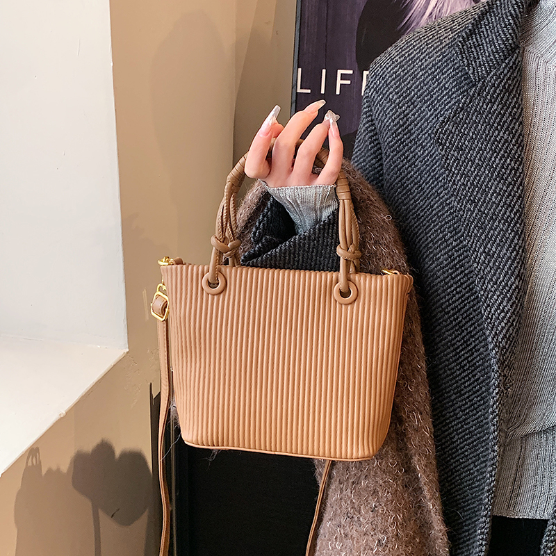 Women's Pu Leather Stripe Solid Color Classic Style Square Zipper Shoulder Bag Handbag display picture 21