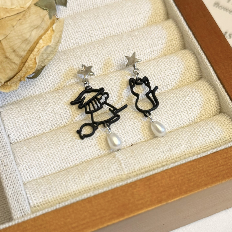 1 Pair Simple Style Classic Style Cartoon Character Alloy Drop Earrings display picture 1