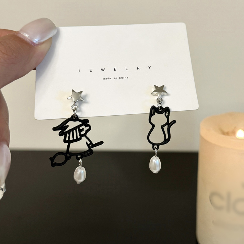 1 Pair Simple Style Classic Style Cartoon Character Alloy Drop Earrings display picture 4