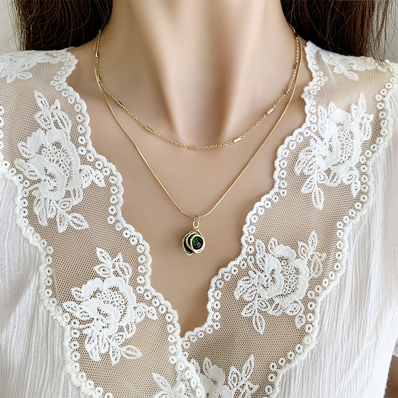 Retro Solid Color Alloy Inlay Artificial Gemstones Women's Pendant Necklace display picture 5