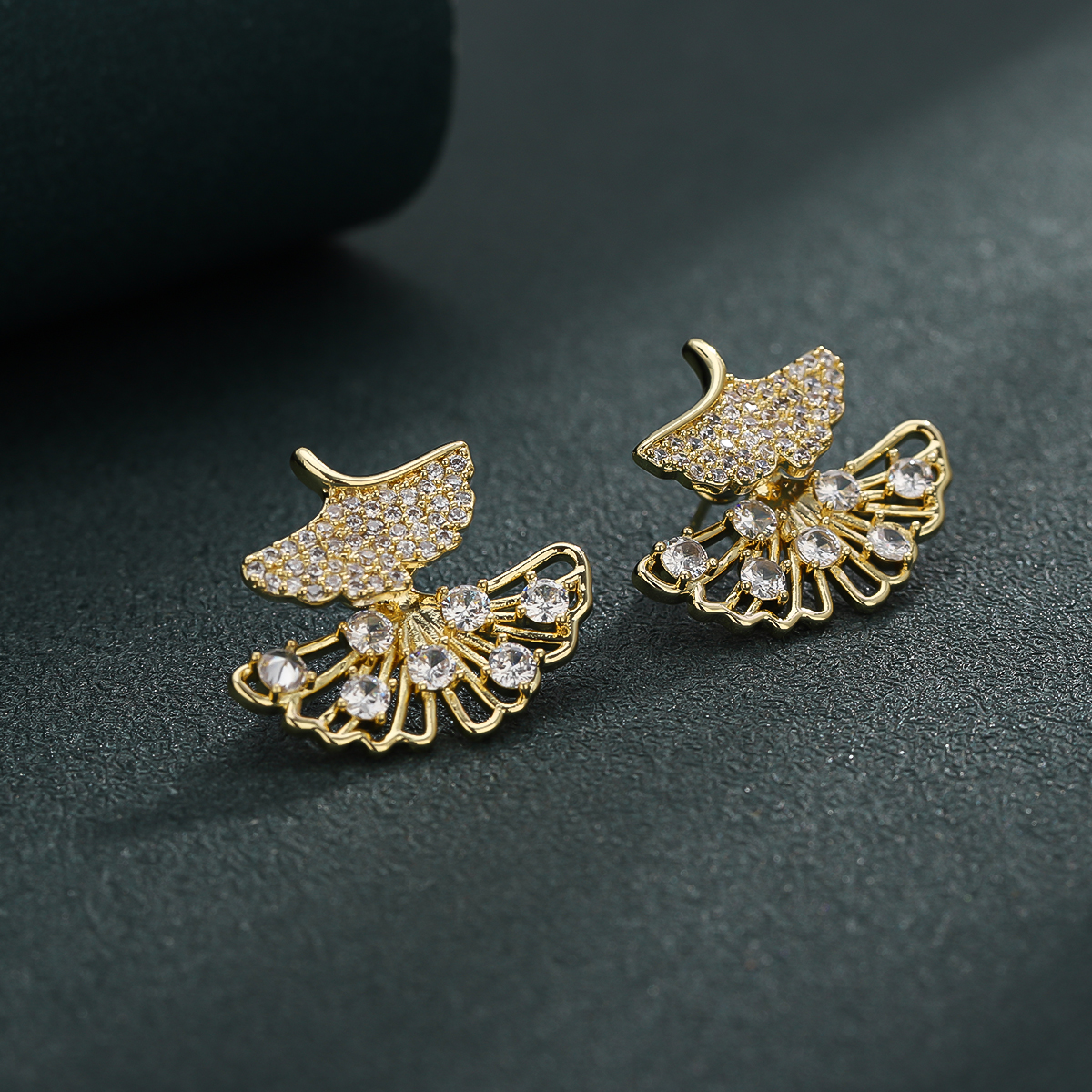 1 Pair Simple Style Ginkgo Leaf Inlay Copper Zircon Ear Studs display picture 4