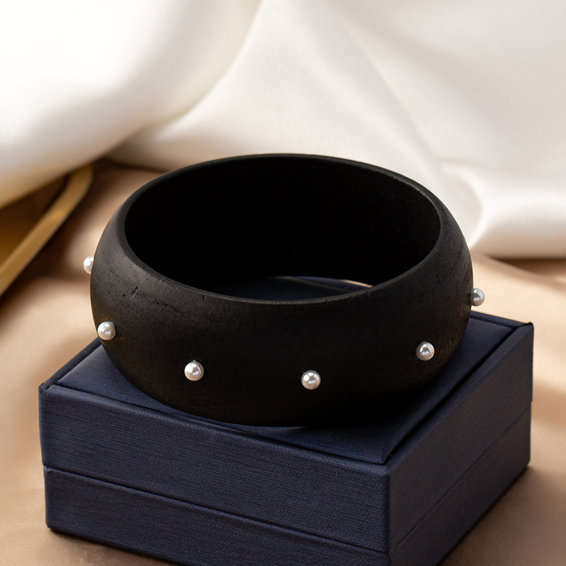 Exaggerated Punk Round Resin Women's Bangle display picture 2