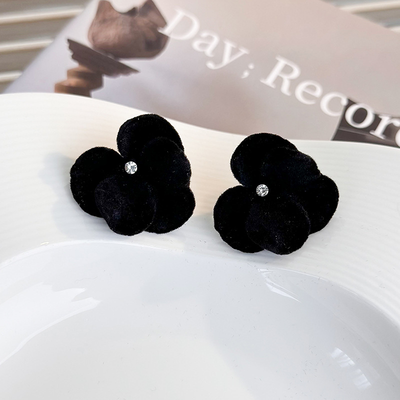 1 Pair Elegant Solid Color Alloy Ear Studs display picture 10