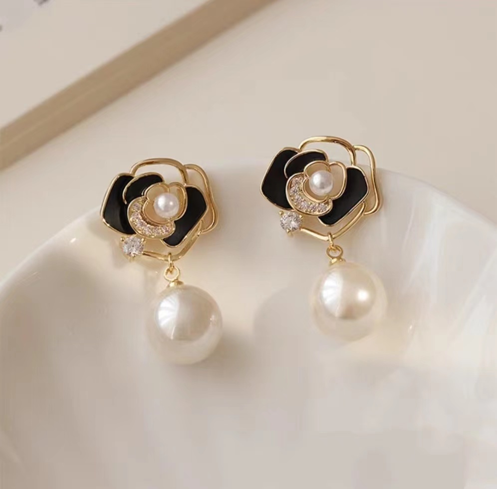 1 Pair Elegant Glam Flower Plating Inlay Alloy Artificial Gemstones Artificial Pearls Gold Plated Drop Earrings display picture 2