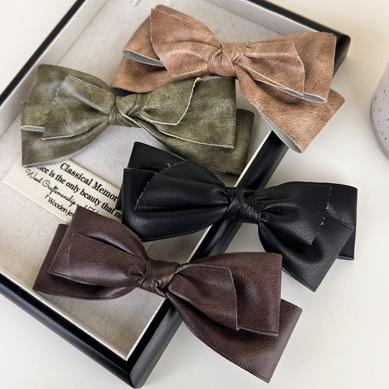 Women's Retro Bow Knot Pu Leather Hair Clip display picture 4