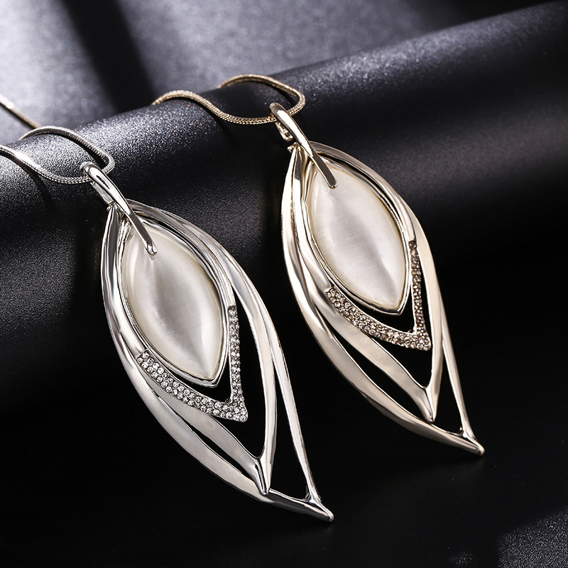 Simple Style Leaf Alloy Glass Copper Inlay Artificial Rhinestones Women's Pendant Necklace display picture 3