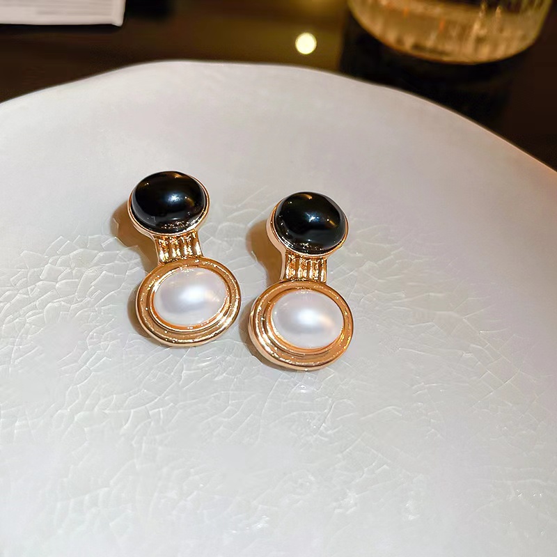 1 Pair Vintage Style Simple Style Round Plating Inlay Alloy Artificial Pearls Gold Plated Drop Earrings display picture 1
