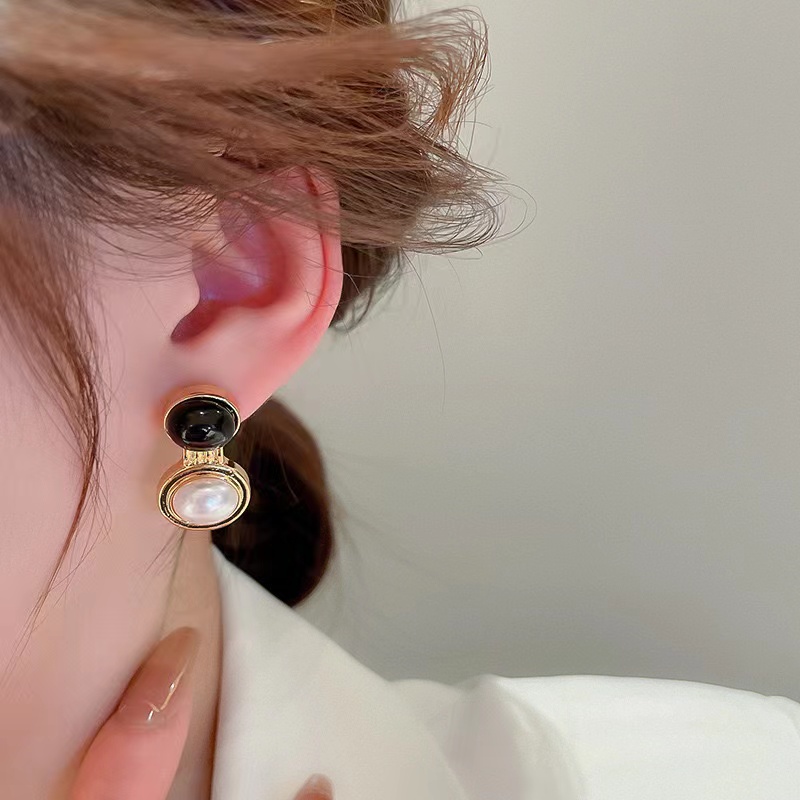 1 Pair Vintage Style Simple Style Round Plating Inlay Alloy Artificial Pearls Gold Plated Drop Earrings display picture 7