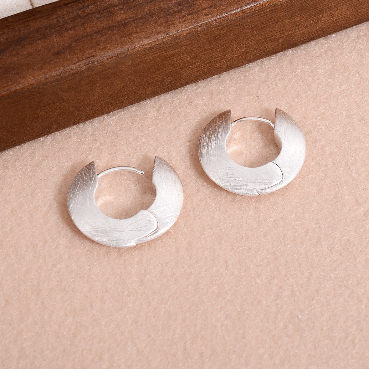 1 Pair Elegant Classical Simple Style Solid Color Plating Alloy Silver Plated Ear Studs display picture 3