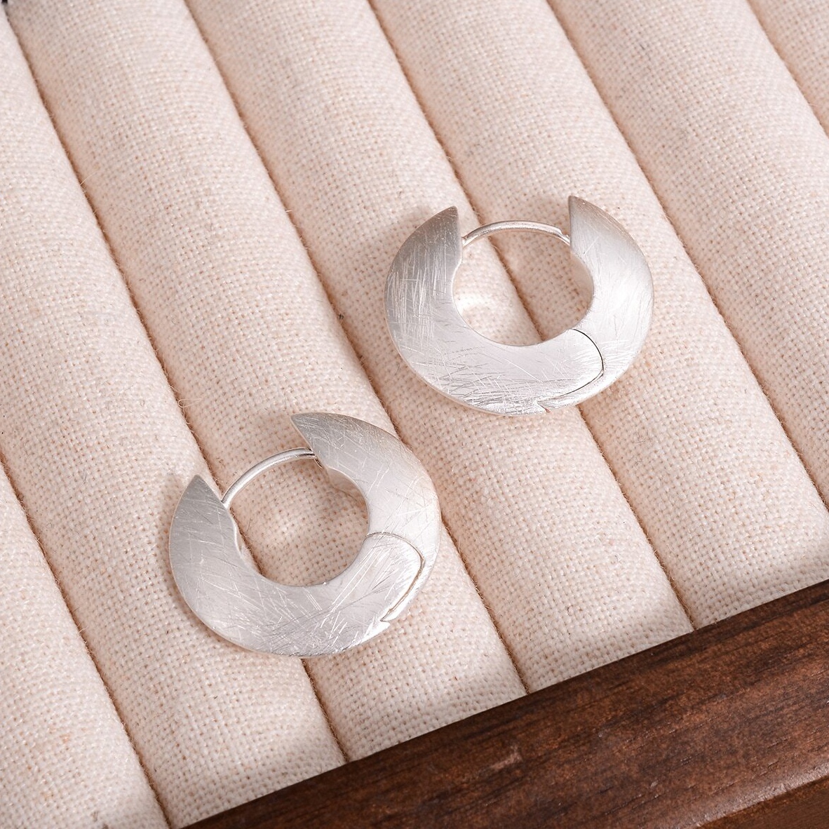 1 Pair Elegant Classical Simple Style Solid Color Plating Alloy Silver Plated Ear Studs display picture 4