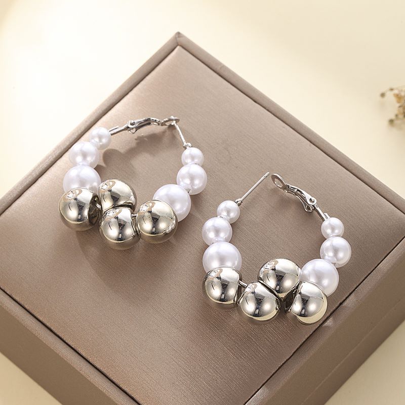 1 Paar Mode Einfacher Stil Einfarbig Legierung Perle Frau Reif Ohrringe display picture 3