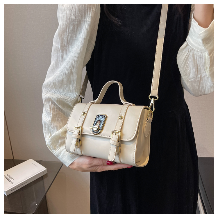 Women's Mini Spring&summer Pu Leather Solid Color Fashion Square Zipper Lock Clasp Handbag display picture 2