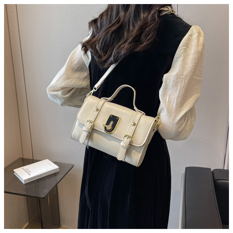 Women's Mini Spring&summer Pu Leather Solid Color Fashion Square Zipper Lock Clasp Handbag display picture 4