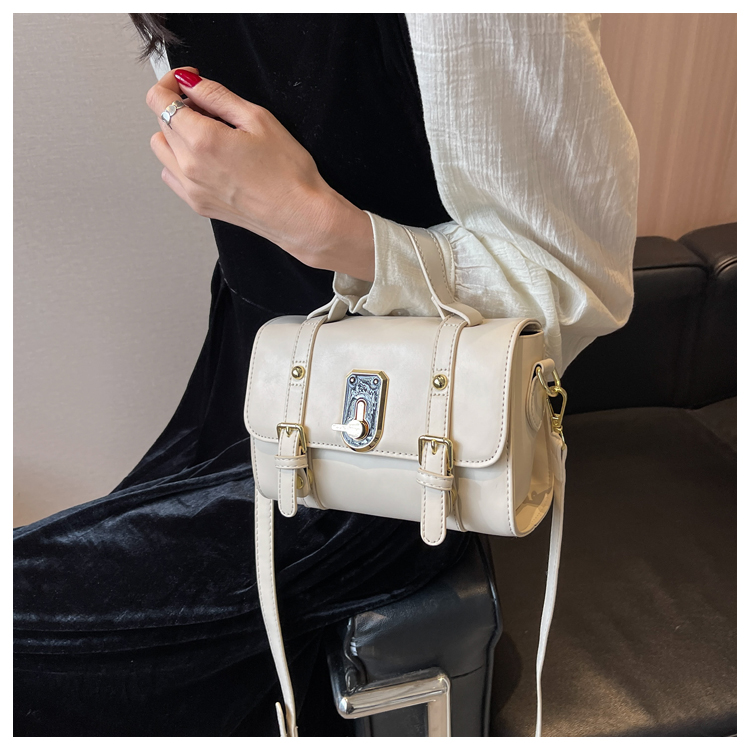 Women's Mini Spring&summer Pu Leather Solid Color Fashion Square Zipper Lock Clasp Handbag display picture 3