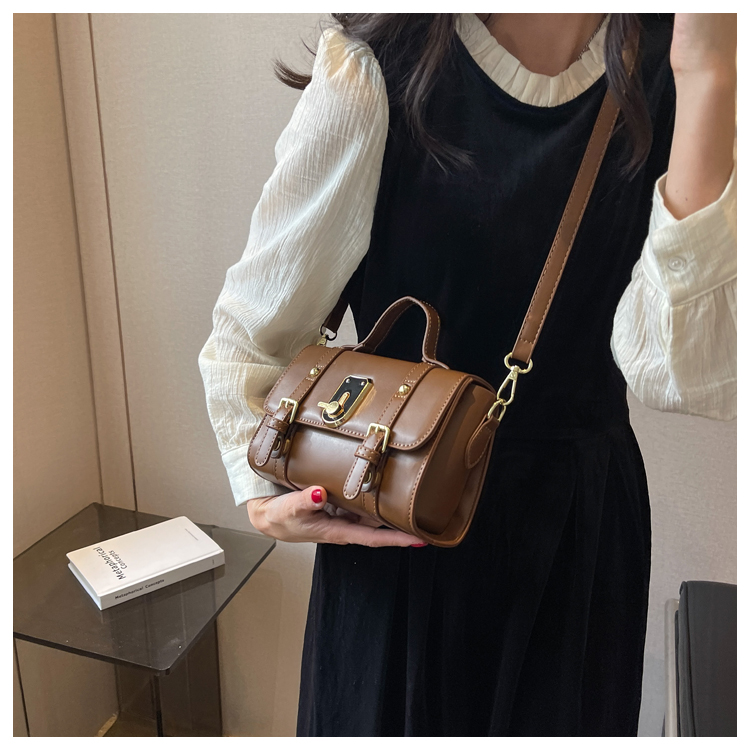 Women's Mini Spring&summer Pu Leather Solid Color Fashion Square Zipper Lock Clasp Handbag display picture 7