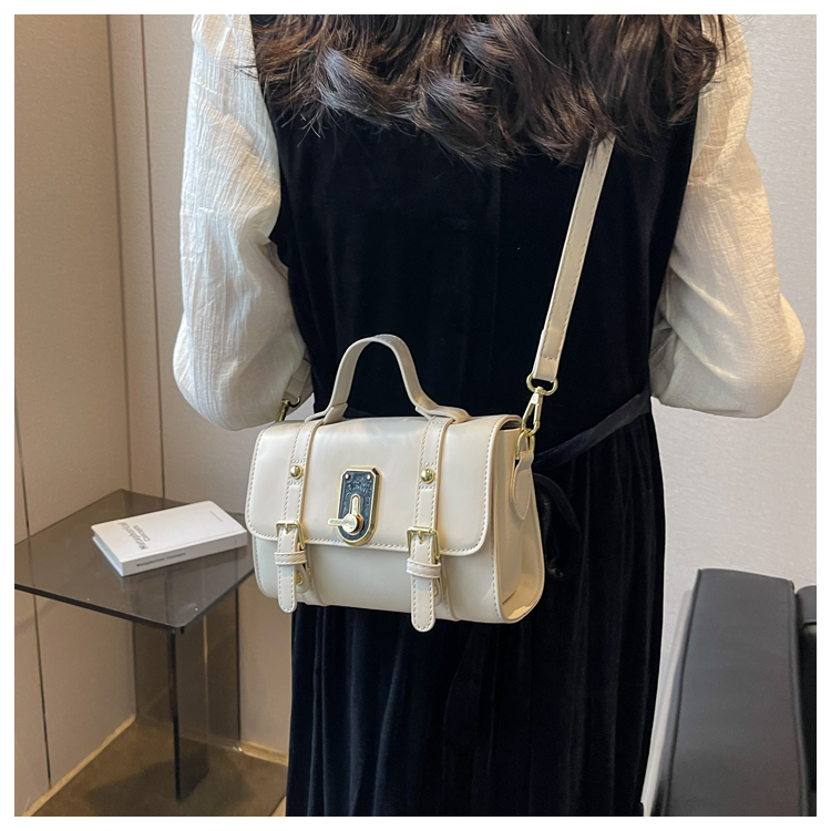 Women's Mini Spring&summer Pu Leather Solid Color Fashion Square Zipper Lock Clasp Handbag display picture 5
