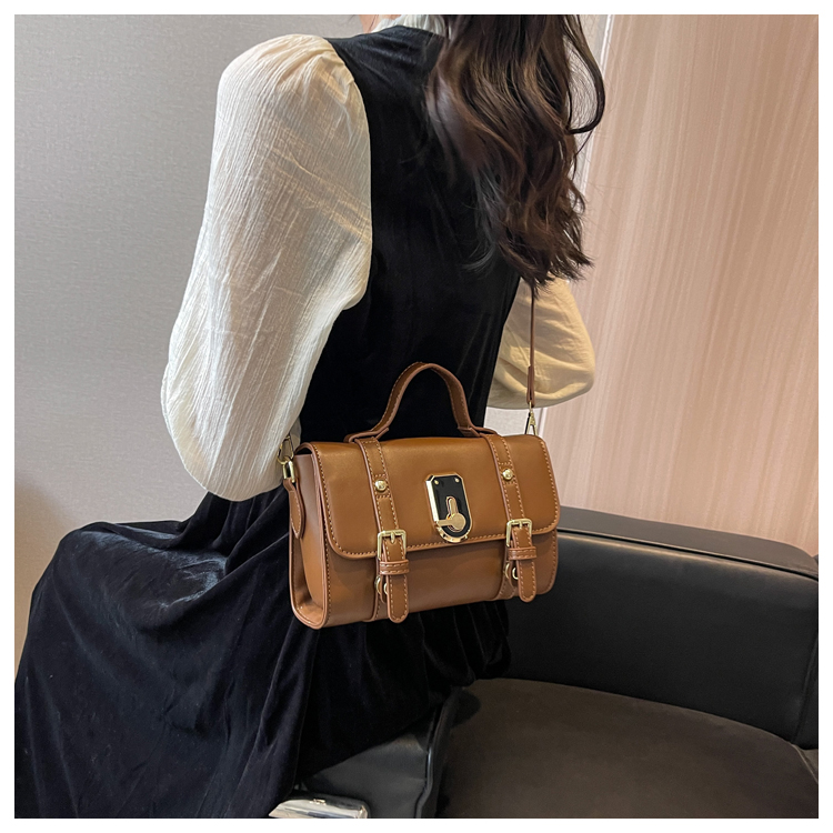 Women's Mini Spring&summer Pu Leather Solid Color Fashion Square Zipper Lock Clasp Handbag display picture 10