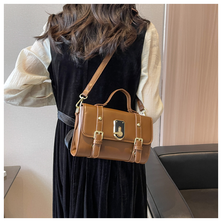 Women's Mini Spring&summer Pu Leather Solid Color Fashion Square Zipper Lock Clasp Handbag display picture 9