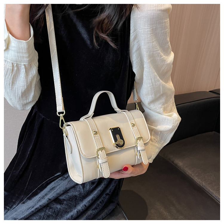 Women's Mini Spring&summer Pu Leather Solid Color Fashion Square Zipper Lock Clasp Handbag display picture 11
