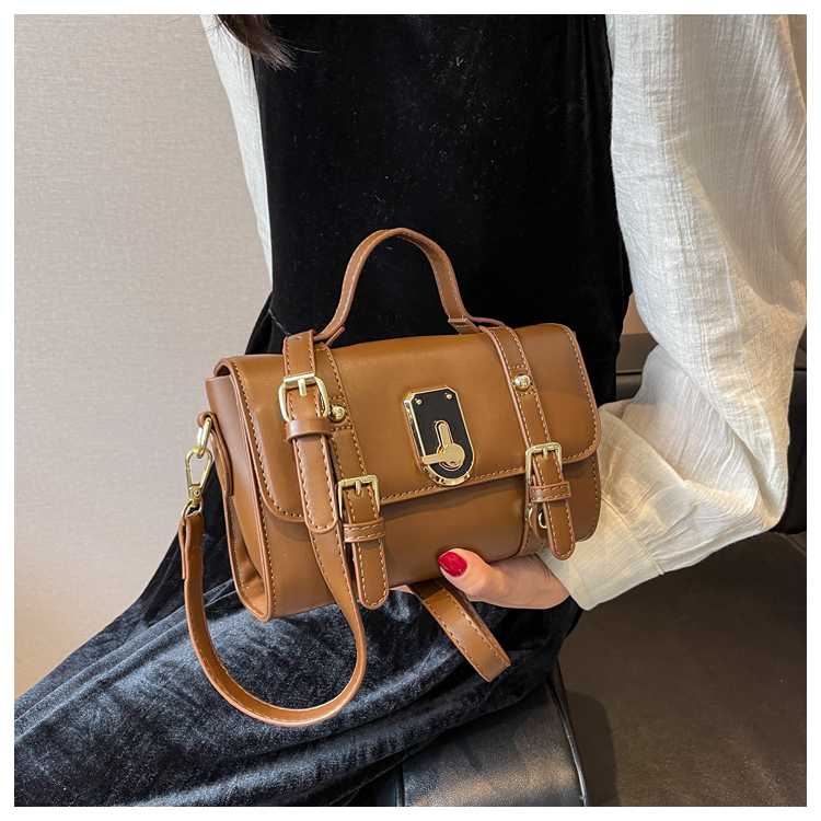 Women's Mini Spring&summer Pu Leather Solid Color Fashion Square Zipper Lock Clasp Handbag display picture 14