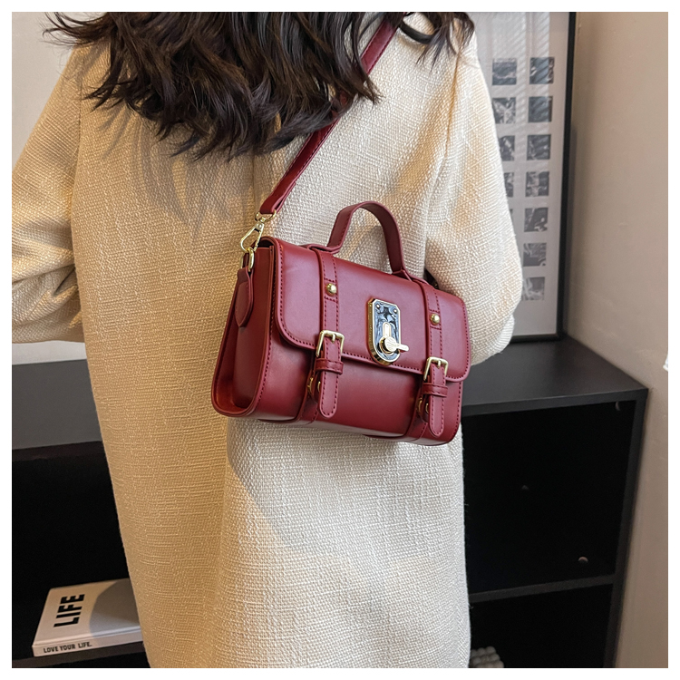 Women's Mini Spring&summer Pu Leather Solid Color Fashion Square Zipper Lock Clasp Handbag display picture 18