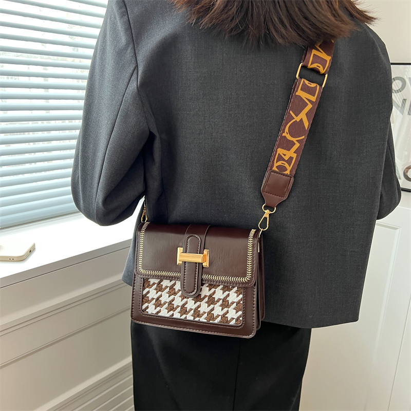 Women's Pu Leather Solid Color Fashion Square Flip Cover Shoulder Bag Crossbody Bag display picture 8