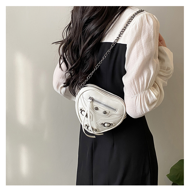 Women's Pu Leather Solid Color Fashion Heart-shaped Zipper Shoulder Bag Crossbody Bag display picture 12