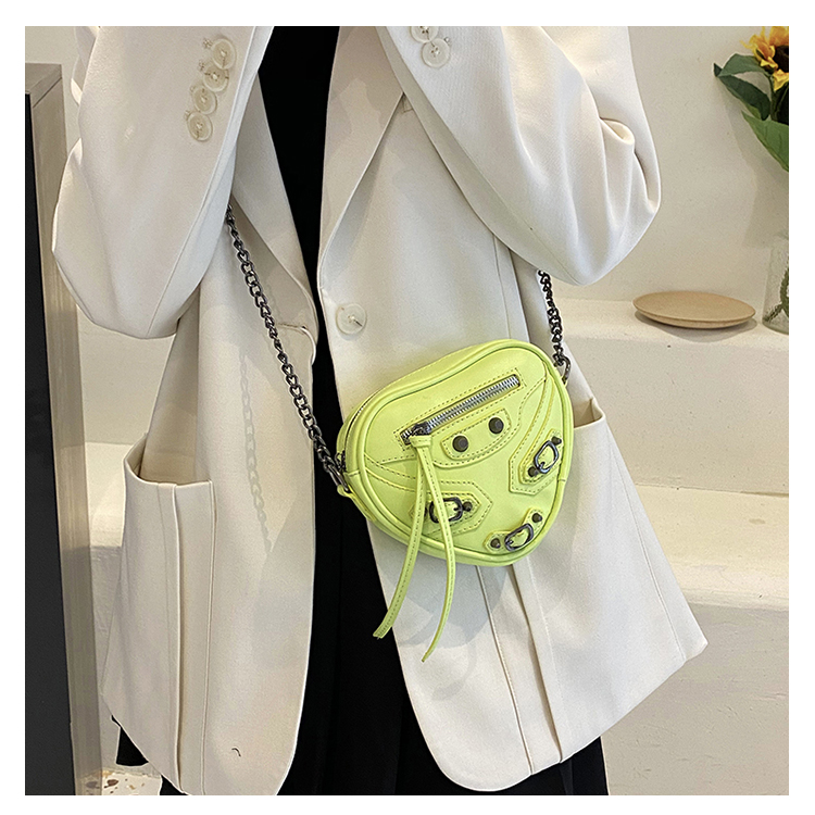 Women's Pu Leather Solid Color Fashion Heart-shaped Zipper Shoulder Bag Crossbody Bag display picture 18