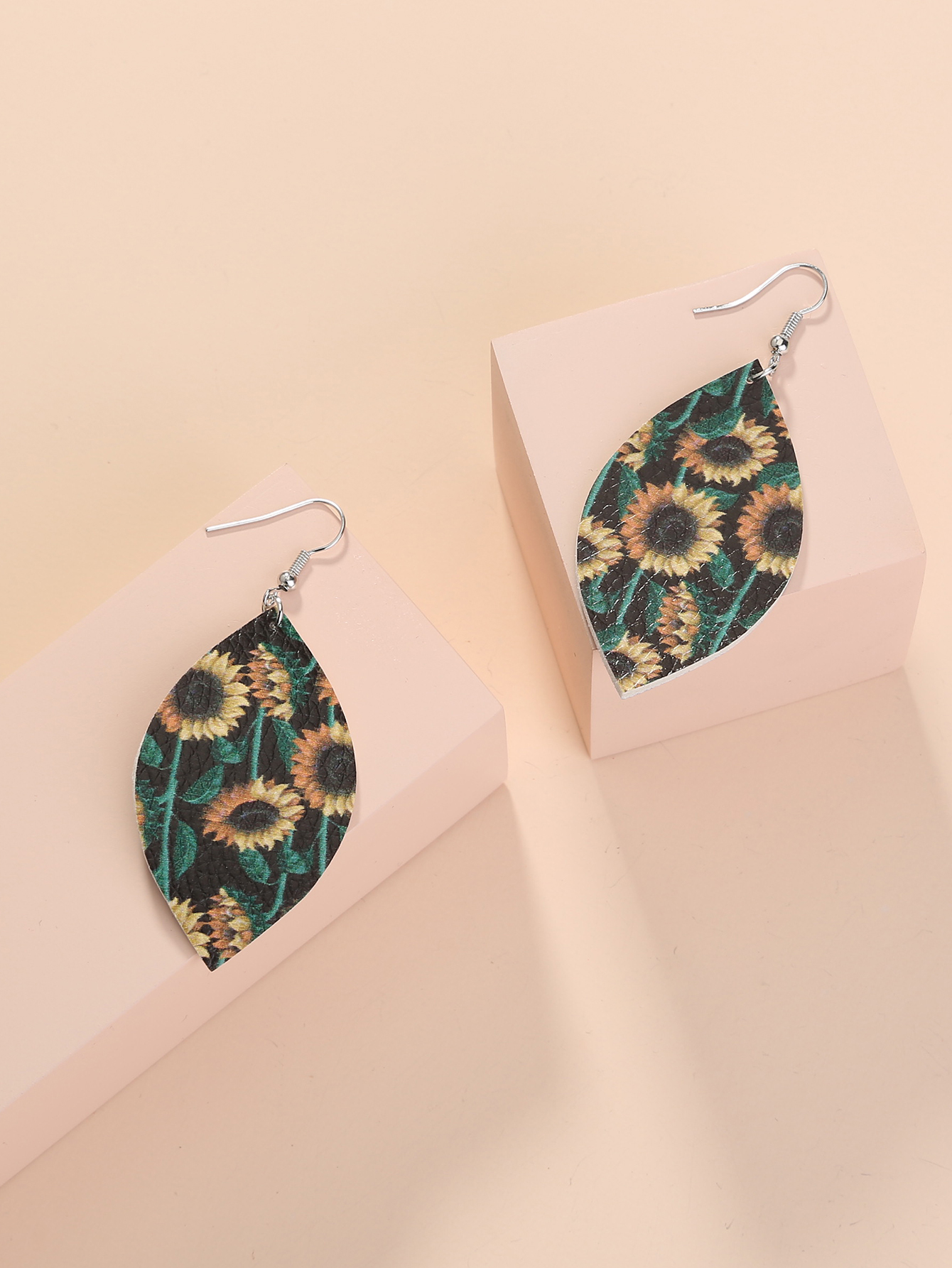 1 Pair Retro Sunflower Fruit Pu Leather Drop Earrings display picture 1