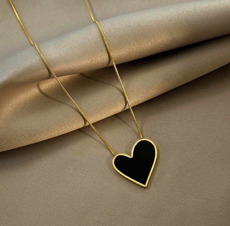 1 Piece Retro Heart Shape Titanium Steel Pendant Necklace display picture 1