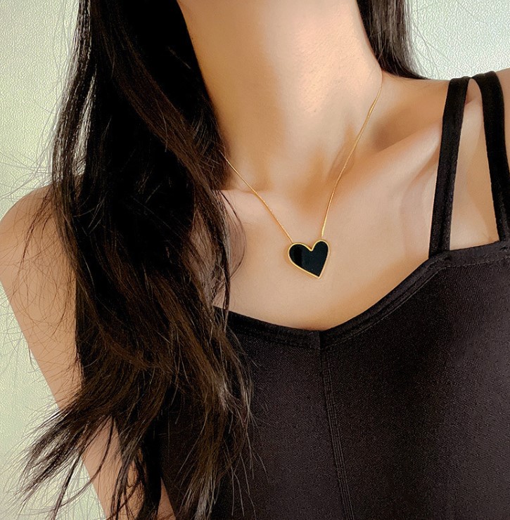 1 Piece Retro Heart Shape Titanium Steel Pendant Necklace display picture 2