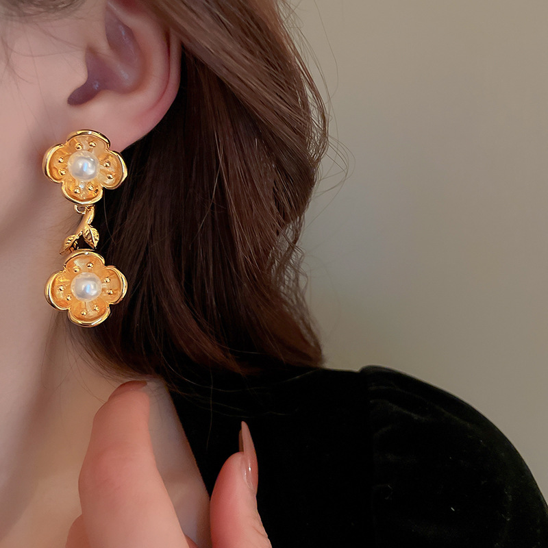 Sweet Flower Copper Plating Artificial Pearls Drop Earrings 1 Pair display picture 5