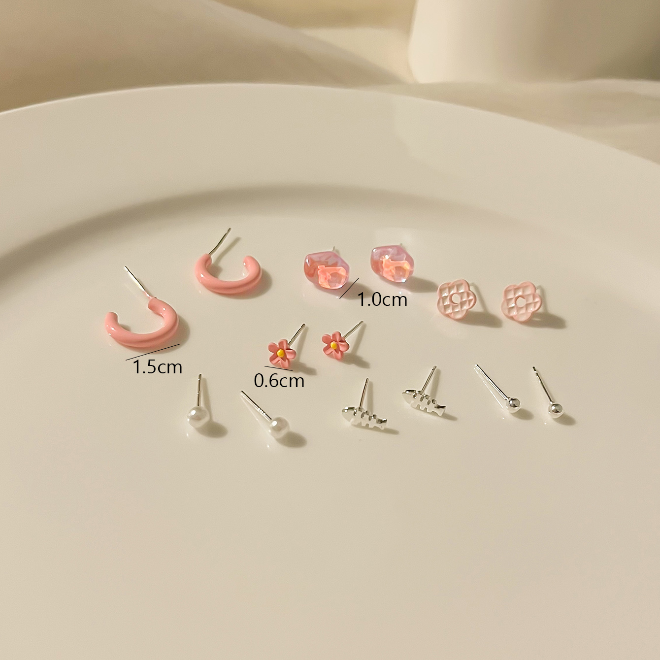 1 Set Simple Style Geometric Flower Bow Knot Alloy Spray Paint Plating Inlay Rhinestones Pearl Silver Plated Women's Ear Studs display picture 6