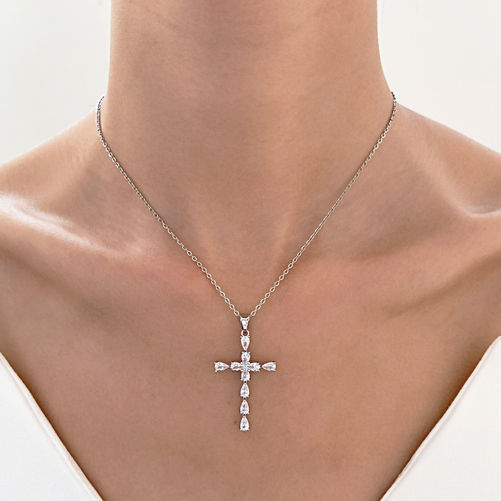 1 Piece Vintage Style Cross Stainless Steel Inlay Diamond Pendant Necklace display picture 2