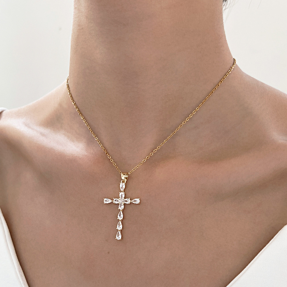 1 Piece Vintage Style Cross Stainless Steel Inlay Diamond Pendant Necklace display picture 3
