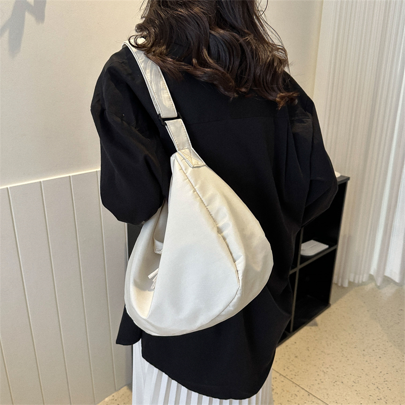Women's Oxford Cloth Solid Color Basic Dumpling Shape Zipper Shoulder Bag Crossbody Bag display picture 1