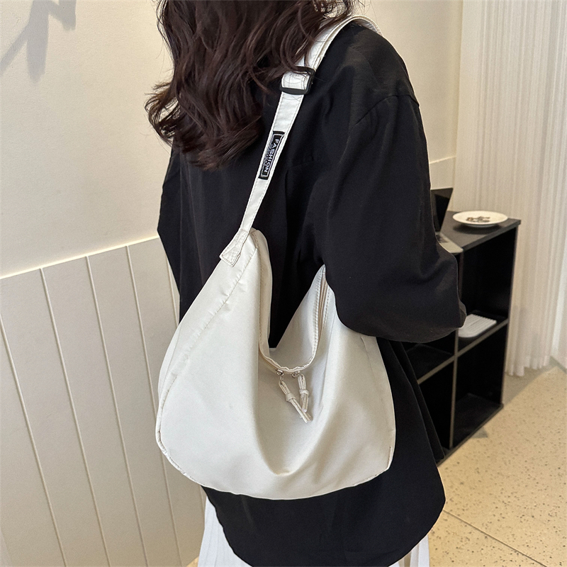 Women's Oxford Cloth Solid Color Basic Dumpling Shape Zipper Shoulder Bag Crossbody Bag display picture 2