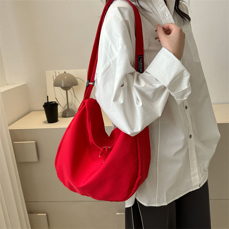 Women's Oxford Cloth Solid Color Basic Dumpling Shape Zipper Shoulder Bag Crossbody Bag display picture 3